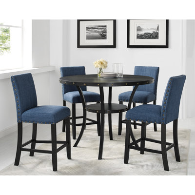 Table à hauteur de comptoir, 5 tabourets cloutés en tissu bleu, plateau de table en bois au fini grain de café grillé, pieds et structure en métal, sièges rembourrés en coton et lin, 4 sièges ronds fixes pour les réunions de famille