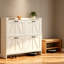 Armoire à chaussures blanche moderne avec rangement mince à 4 niveaux, panneaux de porte et dégagement inférieur pour l'organisation du vestibule ou du salon-840679374