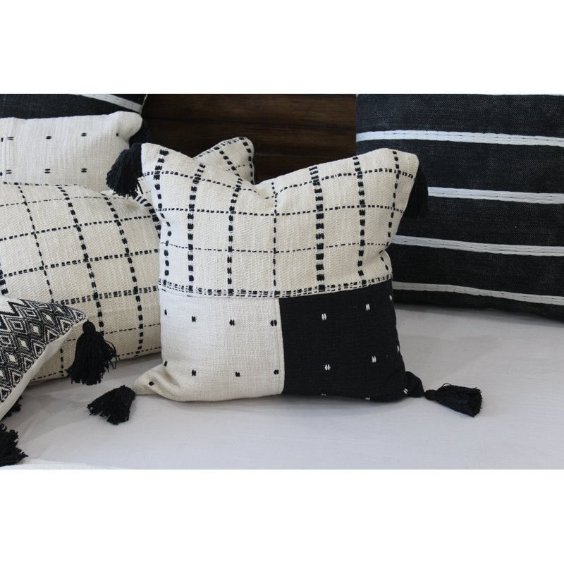 Housse de coussin décoratif 18 po x 18 po à broderies géométriques ivoire et noire