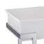Table basse blanche ultrabrillante avec plateau relevable et rangement dissimulé, plateau rectangulaire en bois manufacturé sur base en acier chromé, largeur de 47 po