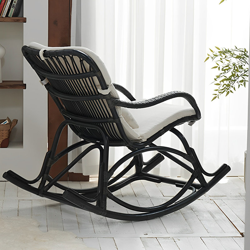 Chaise berçante simple en rotin