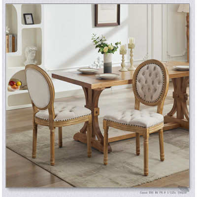 Chaise à structure française en bois massif avec décoration à boucle tirée à la main, alliant élégance et durabilité pour les intérieurs modernes.
