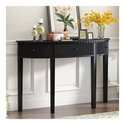 Caractéristiques distinctives de la console en placage de pin avec tiroirs à rayures verticales et quatre pieds