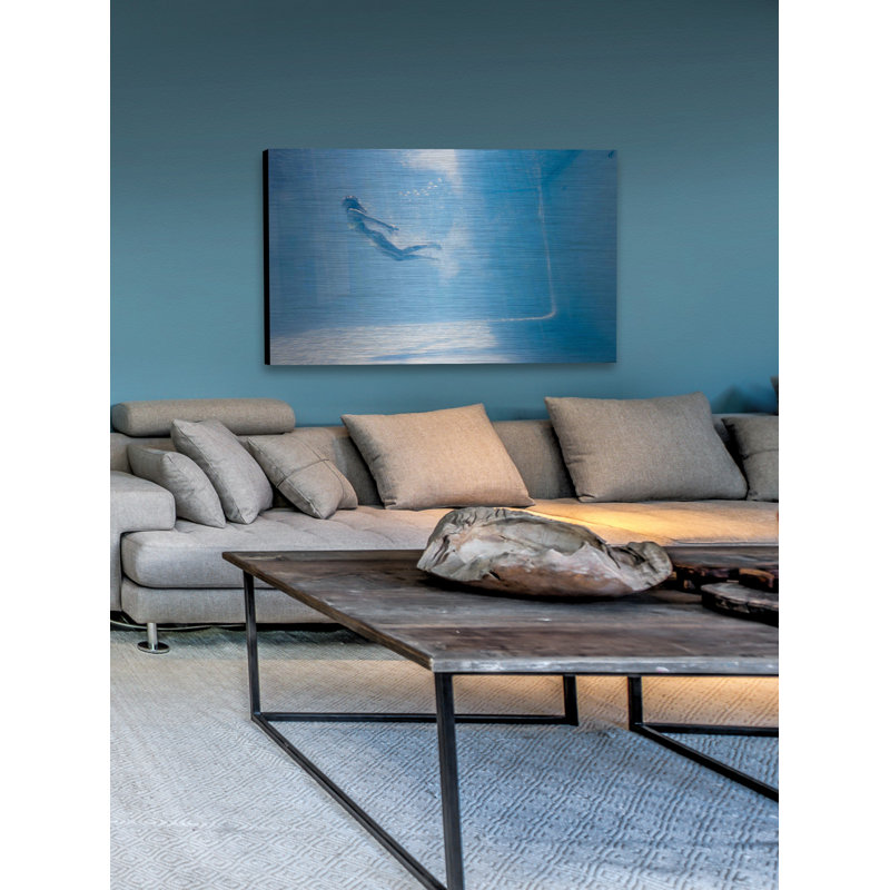 « through the blue » par parvez taj, reproduction d’art sur métal, H 40 po x l 60 po x P 1,5 po