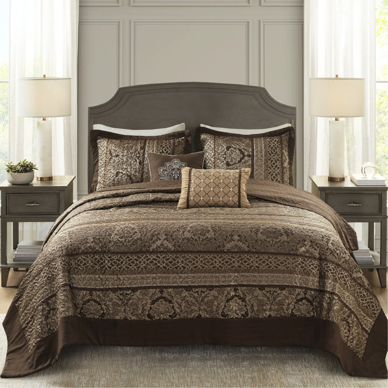 Couvre-lit réversible 5 pièces pour grand lit. Brun / doré. Comprend un couvre-lit, 2 taies décoratives et des coussins décoratifs. Fabriqué avec pour une durabilité de luxe. Présente des feuilles, des rayures, des motifs. Accentué par