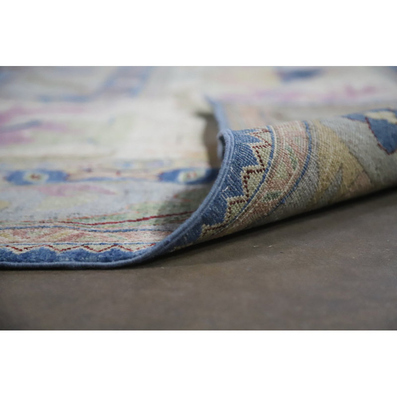 Tapis bleu à motif végétal