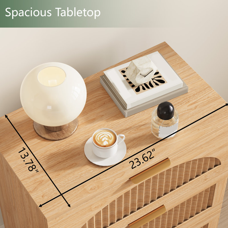 Table de chevet cannelée à 3 tiroirs de 60 cm de large avec poignées en métal, table de chevet en bois avec façades arquées pour chambre à coucher