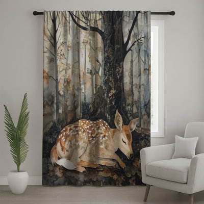 Rideaux de fenêtre fauve en forêt