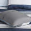 Édredon avec draps à rayures bleu marine et gris - soin de la peau et motif de draps Peaceful Rest