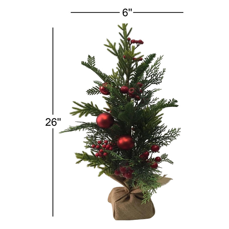 Pin vert avec baies rouges et boules dans un pot Faux plantes et arbres