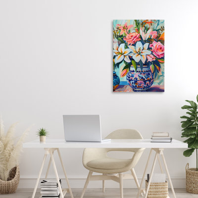 Fleurs colorées dans un vase de fleurs bleues, design par Gina Kelly