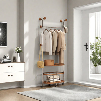Élégante garde-robe avec paniers à tablettes