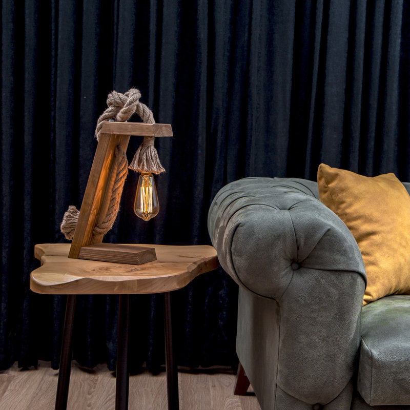 Lampe de table rustique faite à la main, brune et dorée, 7,9 x 13,8 x 3,9 pouces | Sapin 100% séché au four | IP20 | Câble de 2 m avec interrupteur marche / arrêt | Détail de corde de jute | Douille E27 de 40 W maximum | Parfait pour un décor moderne et rustique