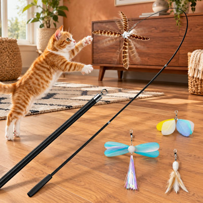 D'une longueur de 60 pouces, cette baguette rétractable en plumes naturelles est décrite comme offrant une distance de chasse sécuritaire pour les chats d'intérieur et comprend 4 embouts de rechange Senses destinés à éveiller l'instinct de chasse des chatons.