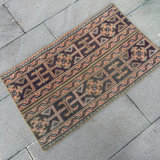 Tapis turc classique fait à la main avec un motif géométrique distinctif pour une décoration rétro