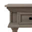 Table d'appoint traditionnelle Finch Cassatt de 65 cm de hauteur avec 1 tiroir, fini gris délavé, pieds en bois tourné et rangement