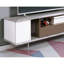 Console de télévision contemporaine avec glissières à roulement, conception en marbre reproduit, tablettes ouvertes et finition gris blanc brillant en champagne, avec un tiroir, marbre et pieds en acier