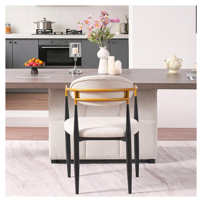 Chaise rembourrée moderne beige avec accoudoirs ornés et structure en métal