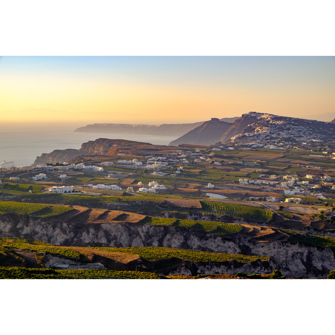 Leinwandbild Weinberge und griechische Dörfer