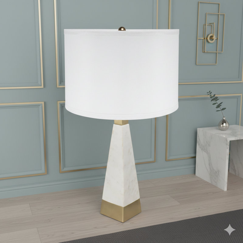Lampe de table pyramidale blanche et dorée de 15 po x 26 po avec abat-jour tambour (assemblage de l'abat-jour requis)