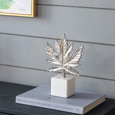 Ensemble de 1 sculpture feuille d'érable à finition argentée avec base en marbre, 10,5 pouces en aluminium et figurine décorative en marbre pour un décor moderne