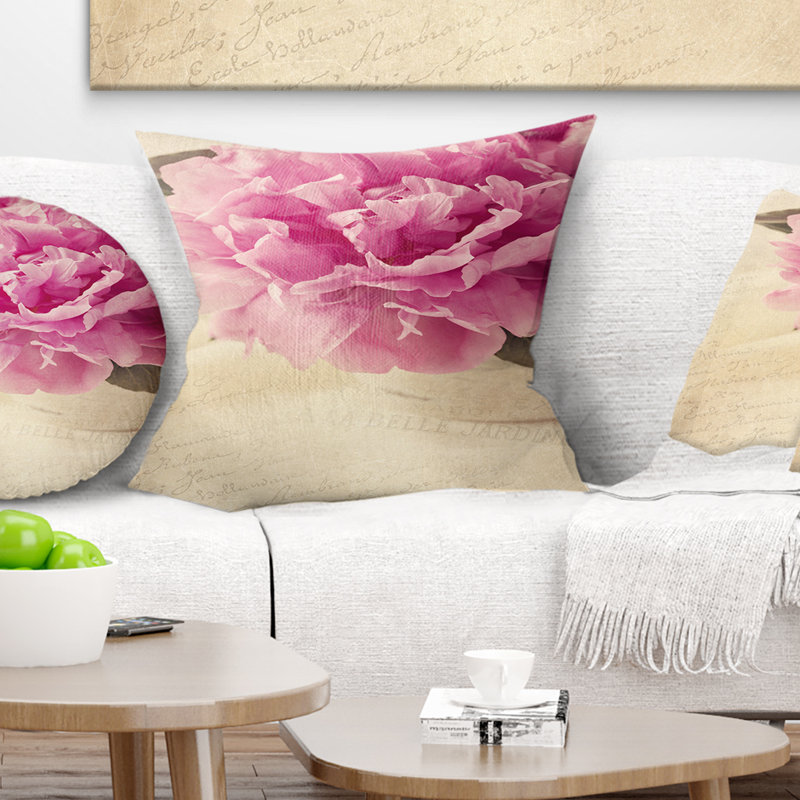 Fleurs de pivoines dans un vase sur une table - coussin à imprimé floral, 16 po x 1 po, Coussin décoratif