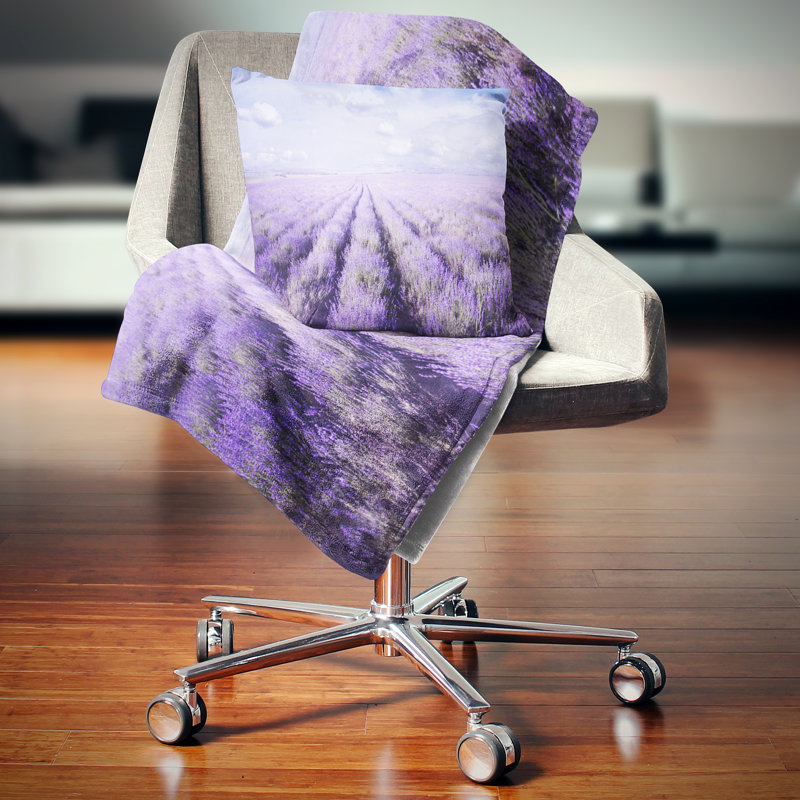 «Fields of Lavender Against Blue Sky» - Coussin imprimé paysage, 18 po x 18 po, Coussin décoratif