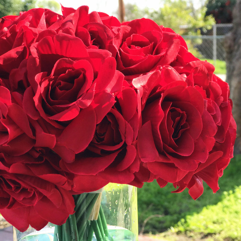 Arrangement floral roses en vase, Rouge