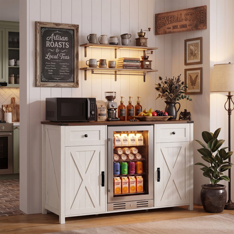Meuble de 135 cm réfrigéré de style campagnard avec prise électrique, meuble-bar à café avec rangement, mini-réfrigérateur/cave à vin à 2 portes et 2 tiroirs, buffet avec portes coulissantes de style grange pour salon, cuisine blanche