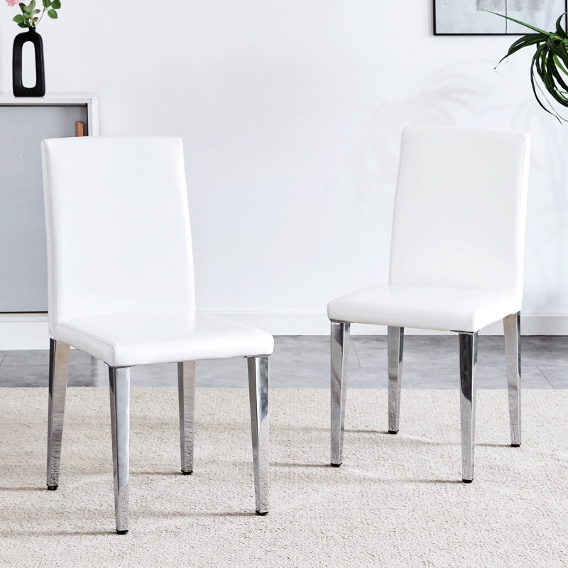 Paire de chaises blanches et argentées avec structure en polyuréthane facile à assembler