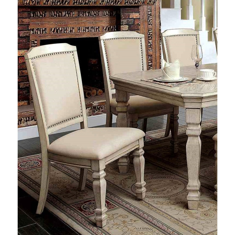Chaise d'appoint de salle à manger 2 pièces avec design transitionnel, dossier rembourré, pieds tournés, garniture cloutée et finition blanche antique