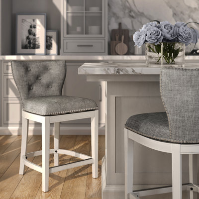 Tabouret de bar pivotant blanc de 66 cm (26 po) avec dossier, revêtement gris, détails boutonnés, pivot à 180 degrés, plaque métallique sur le repose-pieds, patins en plastique protégeant le sol, campagne d'installation rapide