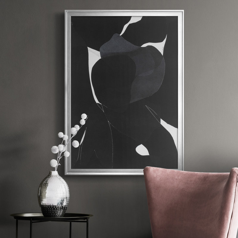 Night Bloom I, toile encadrée de qualité supérieure - prête à être accrochée, H 30,5 po x l 22,5 po, Argent argent