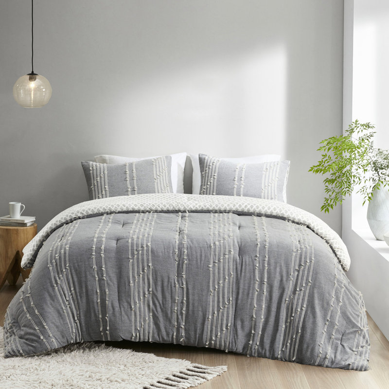 3 pièces d'édredon en coton double / grand gris. 100% avec rayures brodées colorées. Imprimé gris sur l'envers. Et 2 taies décoratives assorties. Lavable à la machine. . Aucune substance nocive grise double / grand. Motif vertical.