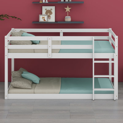 Lit superposé en bois avec échelle