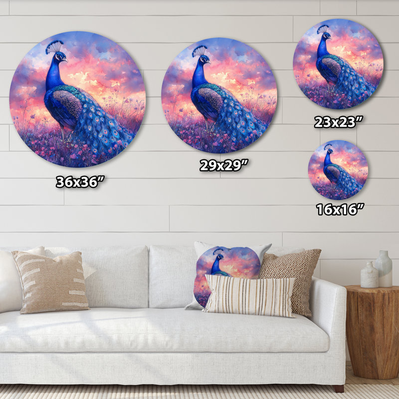 Paon dans un champ de lavande II - oiseau, décoration murale ronde en métal, impression d'art moderne en métal bleu