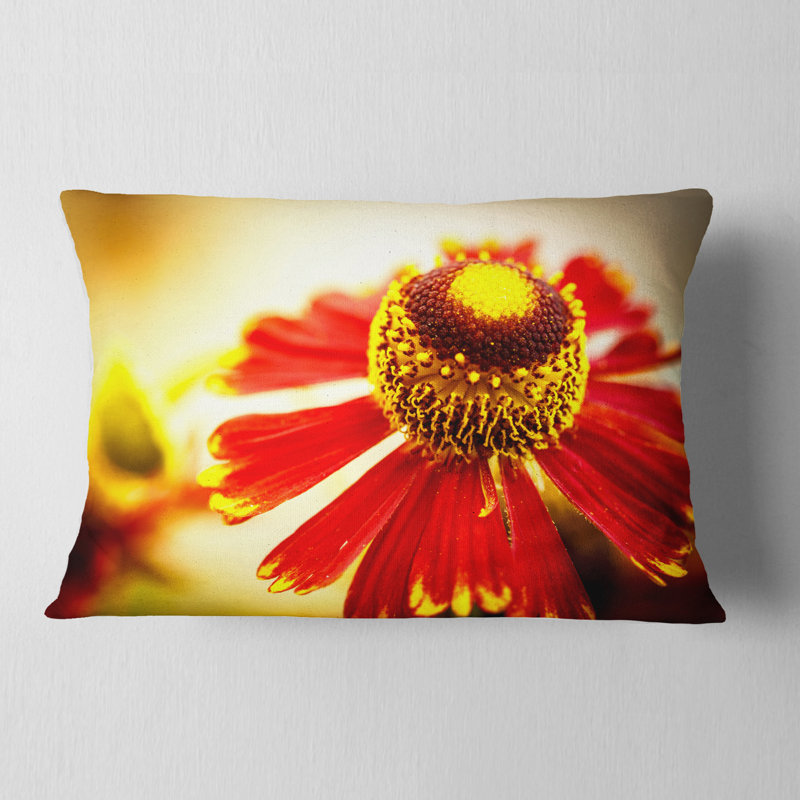 Belle fleur sur fond jaune - coussin à imprimé floral