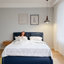 Base de lit plateforme moderne avec éclairage DEL, haut-parleurs Bluetooth et massage par vibration, support à lattes de bois, sans sommier-709830487-709830441