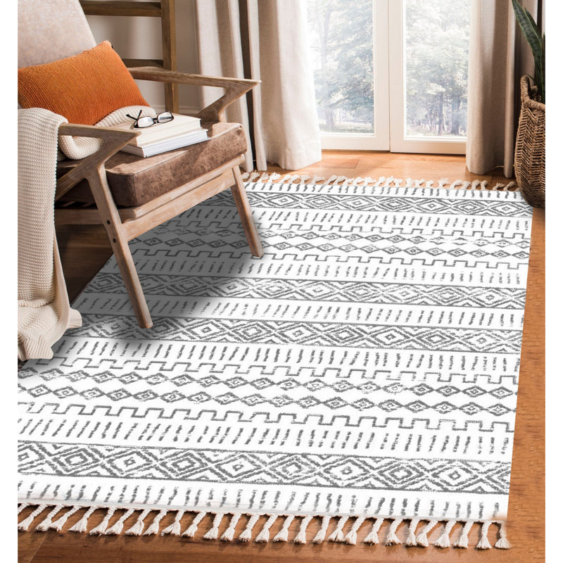 Tapis marocain en polyester tissé à la machine en gris / blanc, Rectangle 5 pi 3 po x 7 pi 7 po
