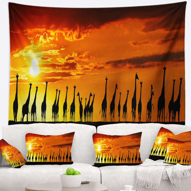 Tapisserie de girafes coucher de soleil avec accessoires suspendus en polyester africain, 68" H x 80" W