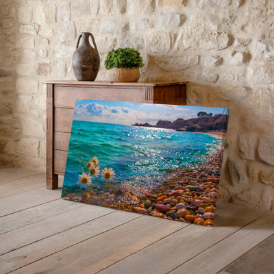 Toile une scène de plage sereine lors d'une journée d'été lumineuse avec art mural délicates marguerites blanches au premier plan, art mural partiellement submergé
