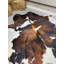Tapis en peau de vache brun et noir en peau de vache tricolore 6 pi x 7 pi