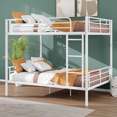 Lit superposé double au dessus d'un lit double avec barrière de sécurité et échelle, conception peu encombrante pour la maison, le dortoir, la chambre d'amis