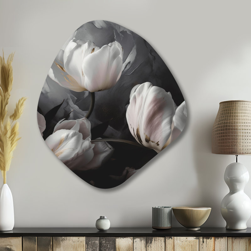 Crème sérénade de tulipes I - art mural asymétrique en forme de nébuleuse de tulipes, H 35 po x l 31 po x P 1 po