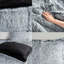 L'édredon simple / simple TG à poils longs gris, doux, comprend et 2 taies décoratives, rehausse le décor de votre chambre à coucher avec 1 taie décorative élégante et chaude, lavable à la machine pour plus de commodité