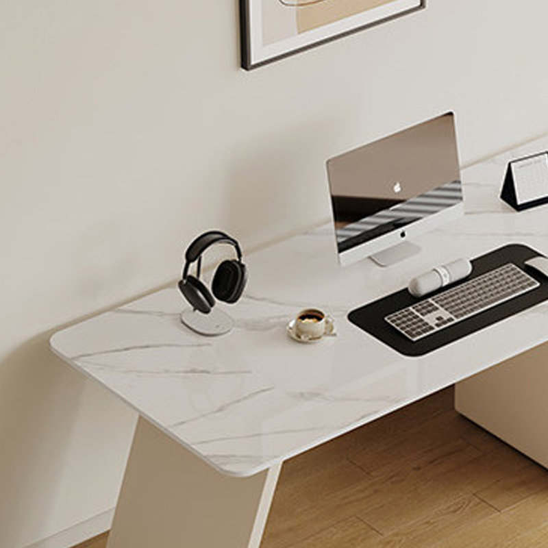 Bureau d'ordinateur de style crème en pierre frittée, 29.52" H x 62.99" W x 31.49" D