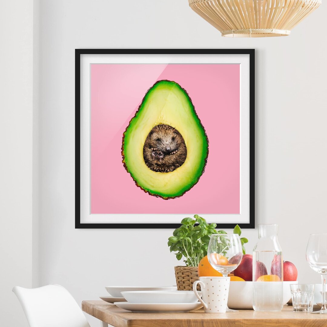 Gerahmtes Poster Avocado mit Igel von Jonas Loose