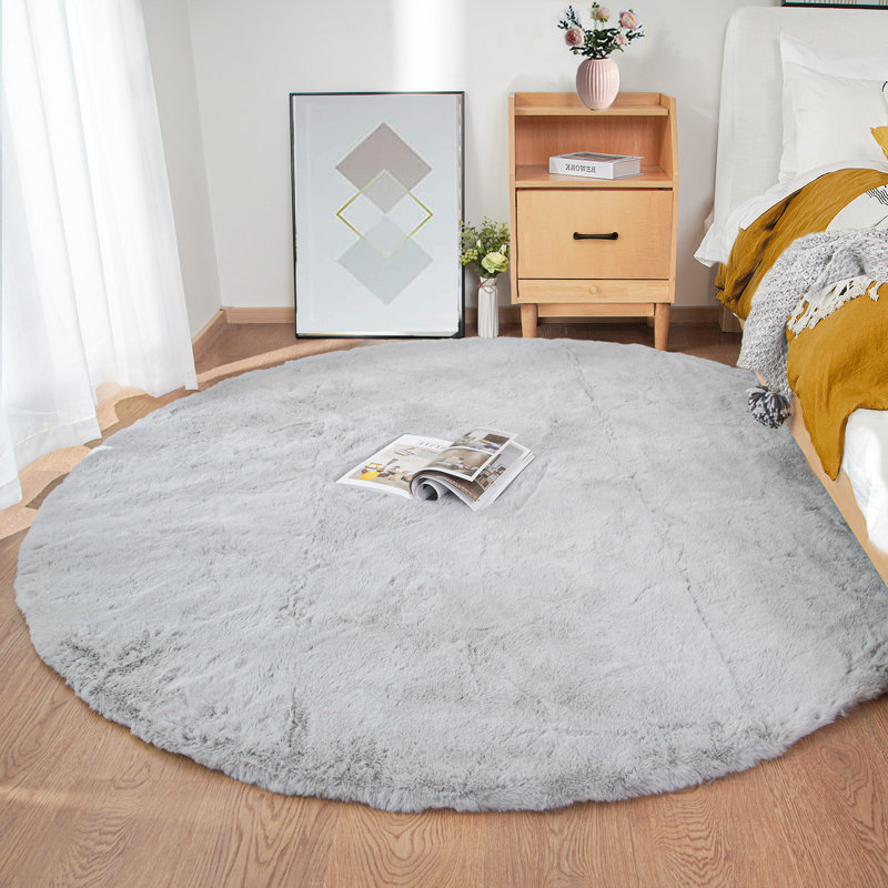 Tapis gris clair en fausse fourrure à poils longs tissé à la machine Khyrie, Rond 6 pi