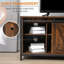 Meuble télé Gracie Oaks pour téléviseur de 60 po ou moins, console de télévision avec rangement et 2 portes de grange coulissantes, unité de divertissement autoportante pour le salon, brun