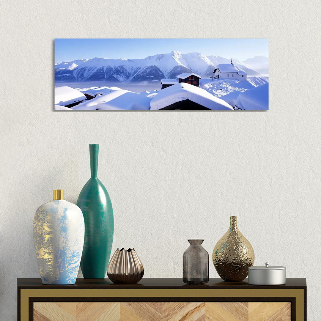 Schneebedeckte Kapelle und Chalets Schweizer Alpen Schweiz von Panoramic Images - Gallery-Wrapped Canvas Giclée